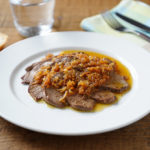 Comida a domicilio - Filetes de hígado wagyu encebollados
