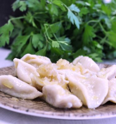 Raviolis-rellenos-de-patata-con-cebolla-frita-de-La-Grosella