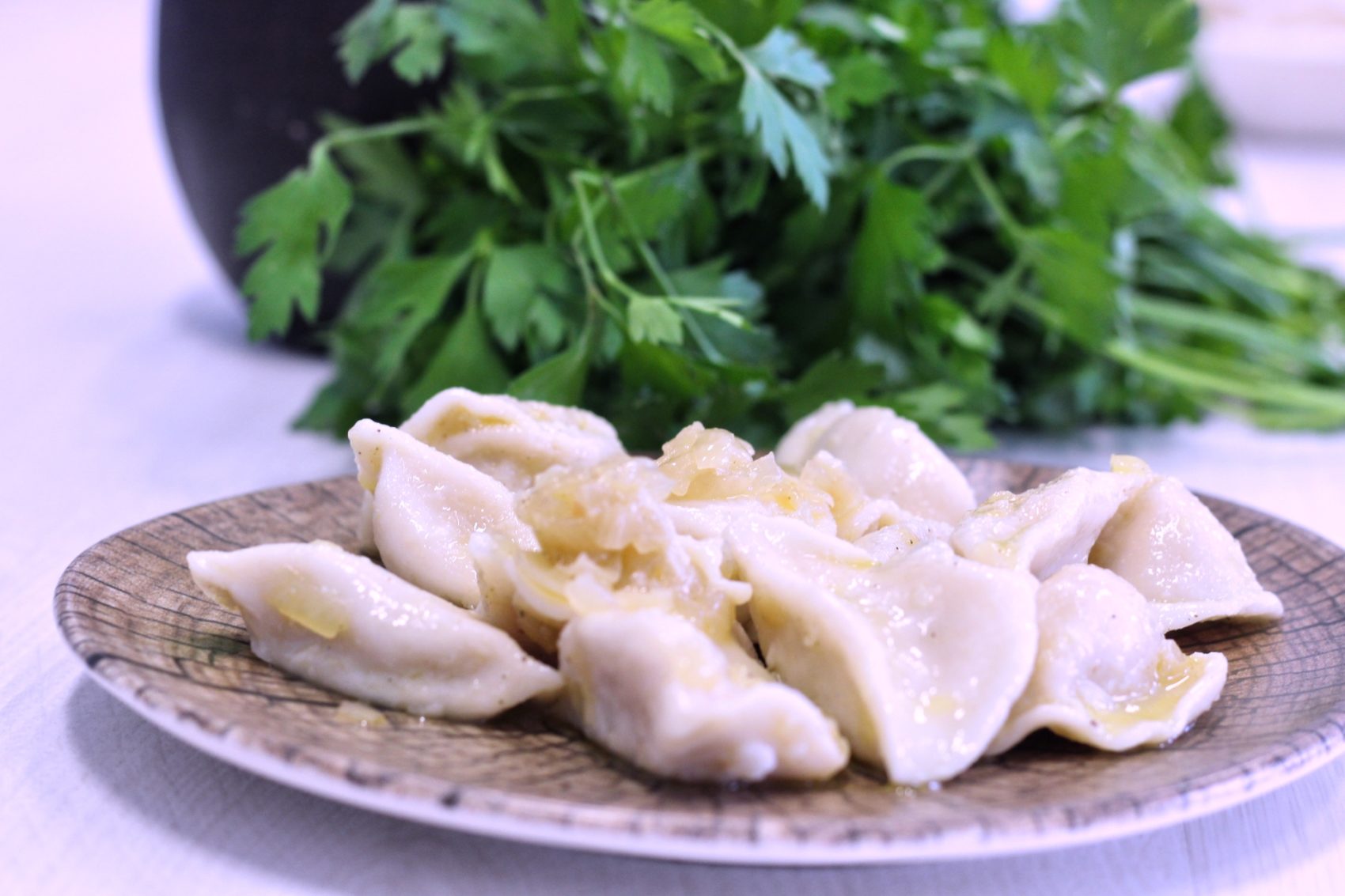 Inicio Raviolis rellenos de patata y ricotta con cebolla frita