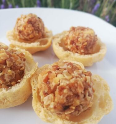 bombon de foie con almendra en profiterol