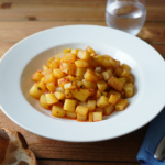 Comida a domicilio - Patatas en cubitos al ajillo y pimentón