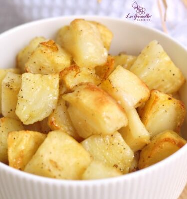 Patatas-en-dados-como-guarnición-AOVE-y-pimienta-de-La-Grosella-emplatado