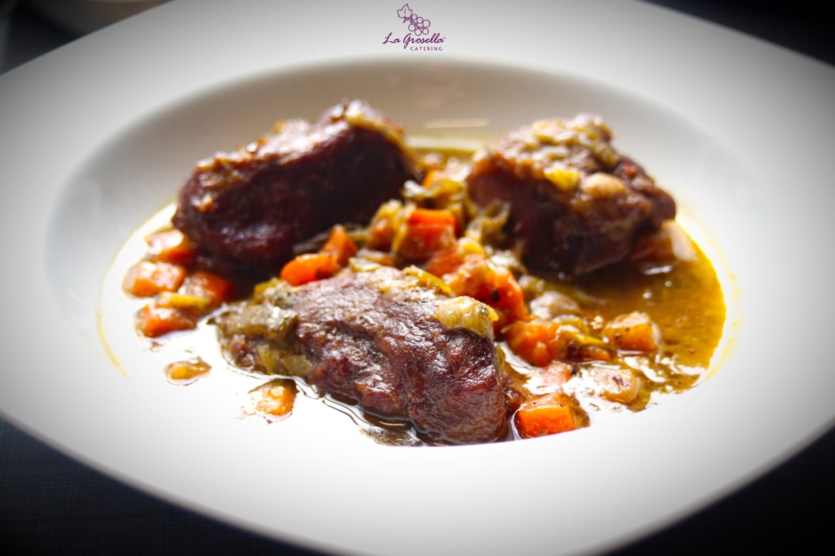 Inicio Cerdo guisado al vino blanco y romero
