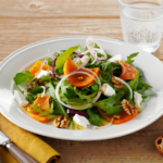 Comida a domicilio - Ensalada mezclum con queso de cabra y pimientos