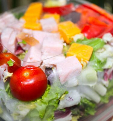 Ensalada con pavo, cheddar, tomate cherry y piimientos rojos de La Grosella Envase compastable