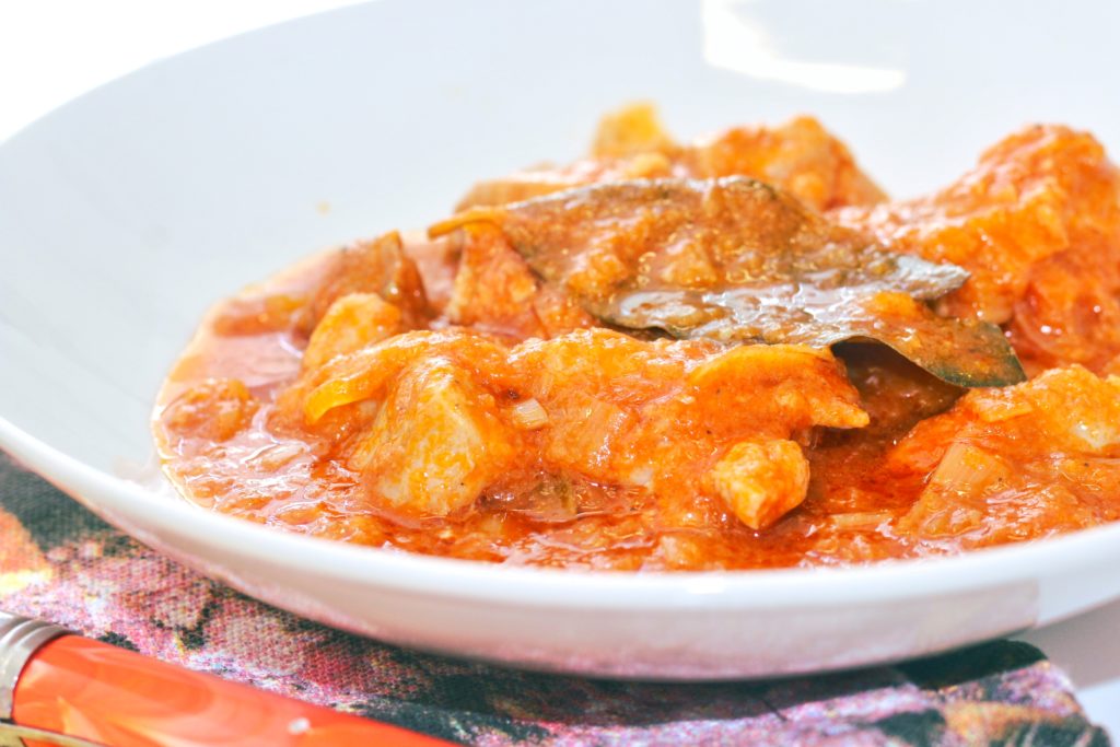 Ragú de pavo con salsa de tomate y puerros