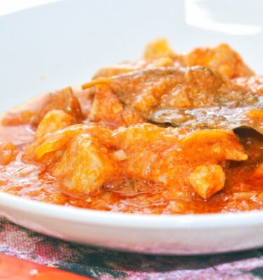 Pavo con salsa cremosa de tomate y puerros de La Grosella