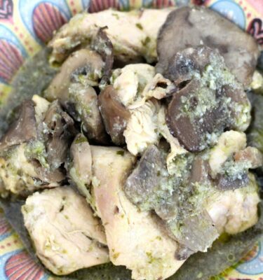 Pechuga-de-pollo-de-corral-con-champiñones-de-La-Grosella-1-scaled