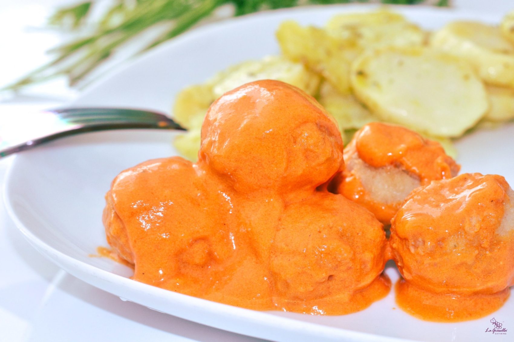 Albóndigas de merluza y pota con salsa de pimientos del piquillo Albóndigas de merluza y pota con salsa de pimientos del piquillo