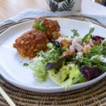 Comida a domicilio - Albóndigas de pollo con salsa de tomate y puerros