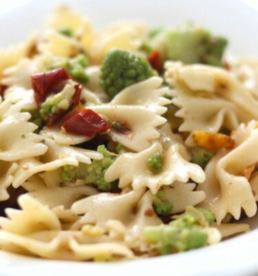 Ensalada de farfalle con romanescu, tortilla, tomate seco, orégano, aove y sal de La Grosella