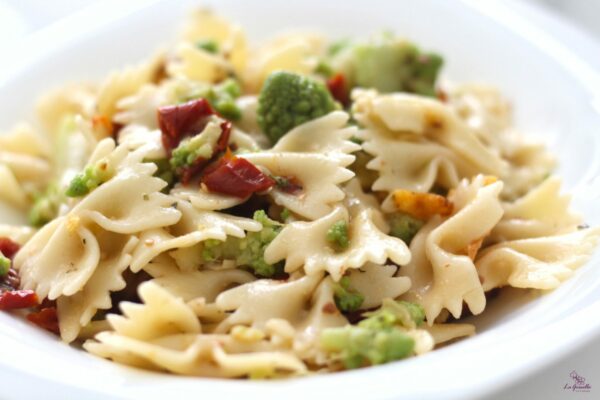 Ensalada de farfalle con tortilla francesa y tomate seco