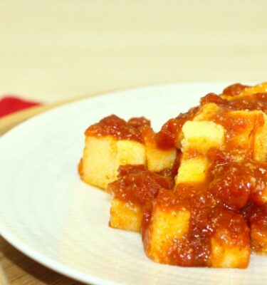 Polenta con salsa de tomate y albahaca fresca de La Grosella