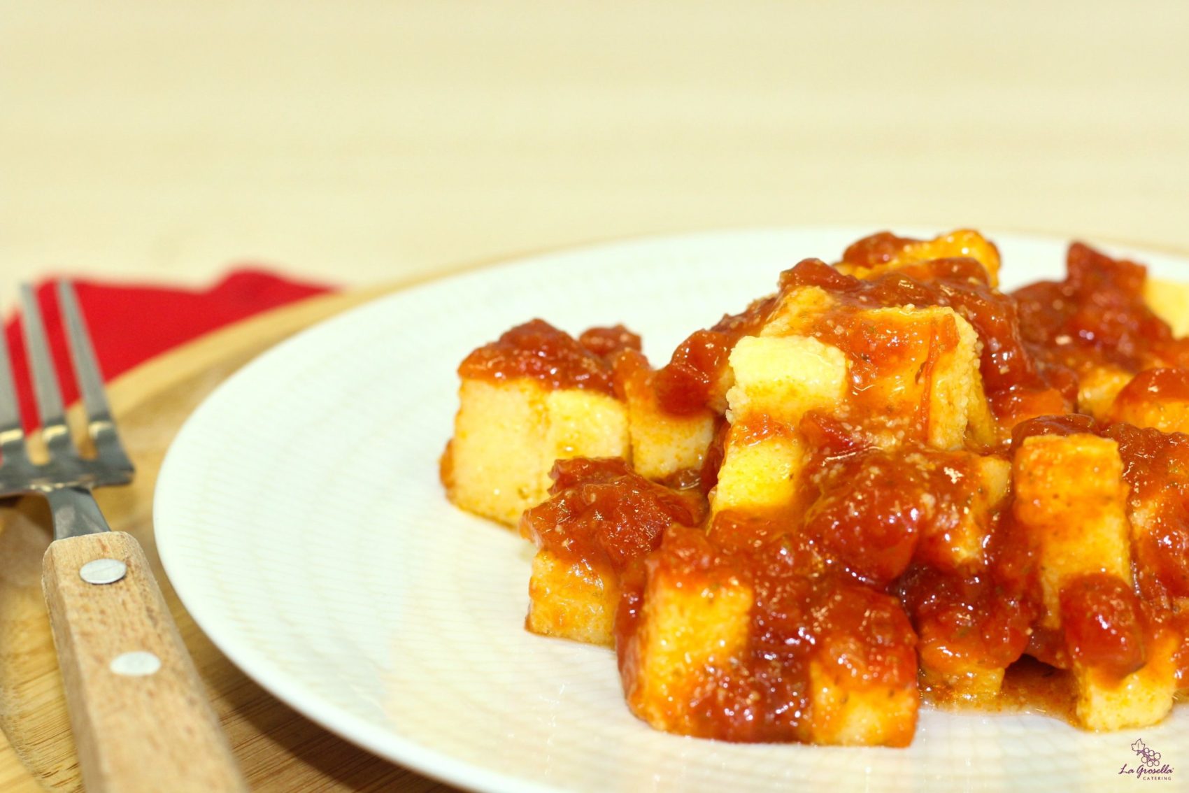 Polenta de maíz con salsa de tomate y albahaca fresca Polenta de maíz con salsa de tomate y albahaca fresca
