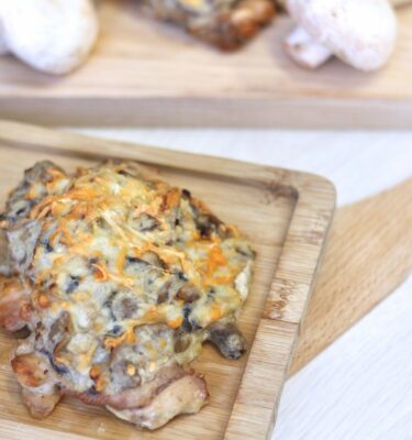 Contramuslo de pollo gratinado con zhulien de champiñones de La Grosella 1