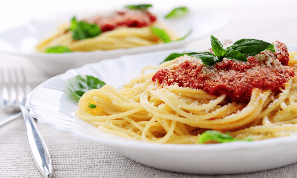 Pasta tiburón con salsa de tomate y albahaca Pasta tiburón con salsa de tomate y albahaca