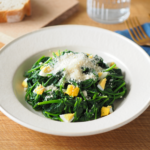 Comida a domicilio - Espinacas al ajillo con huevo y parmesano