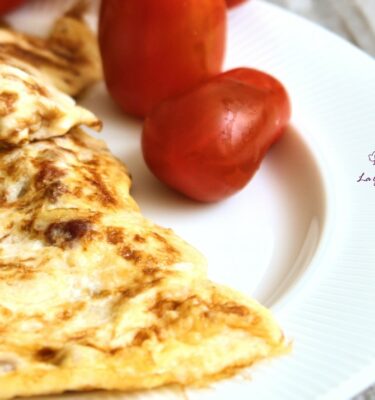 Tortilla francesa con picadillo de jamón emplatado de La Grosella