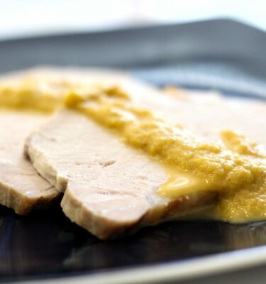 Lomo asado con salsa de cebolla y vino blanco de La Grosella