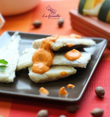 Merluza-al-vapor-con-salsa-de-pimientos-del-piquillo-de-La-Grosella