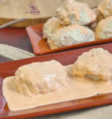 Albóndigas con salsa chipotle emplatado de La Grosella