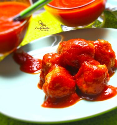 Albóndigas de merluza con salsa de tomate emplatado de La Grosella