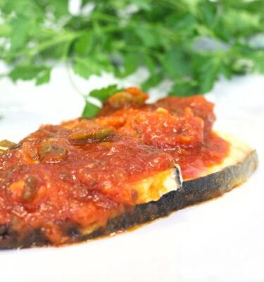 Morajo con salsa de tomate y aceitunas.