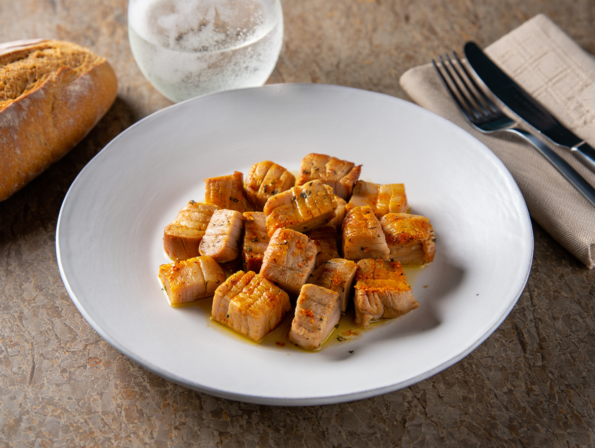 Caldereta de marisco y cazón Vinha D'alhos (tacos de lomo a la portuguesa)