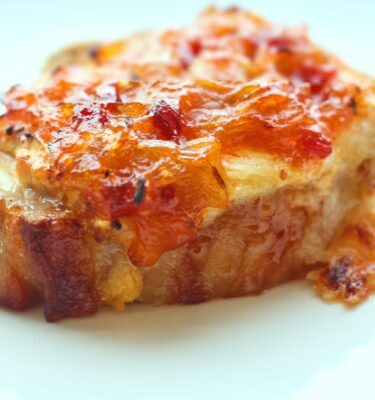 Lomo-gratinado-con-queso-de-cabra-cebolla-y-pimientos-caramelizados-de-La-Grosella