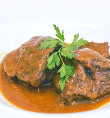 Carrilleras-de-ternera-con-salsa-de-vermu-de-La-Grosella