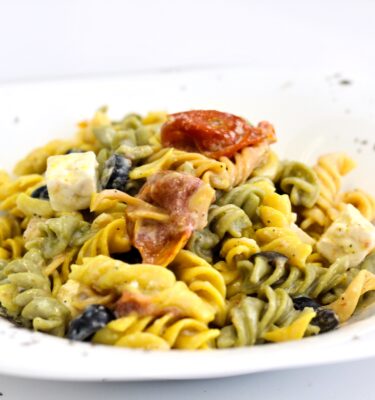 Ensalada de pasta tricolor con salsa tzatziki de La Grosella