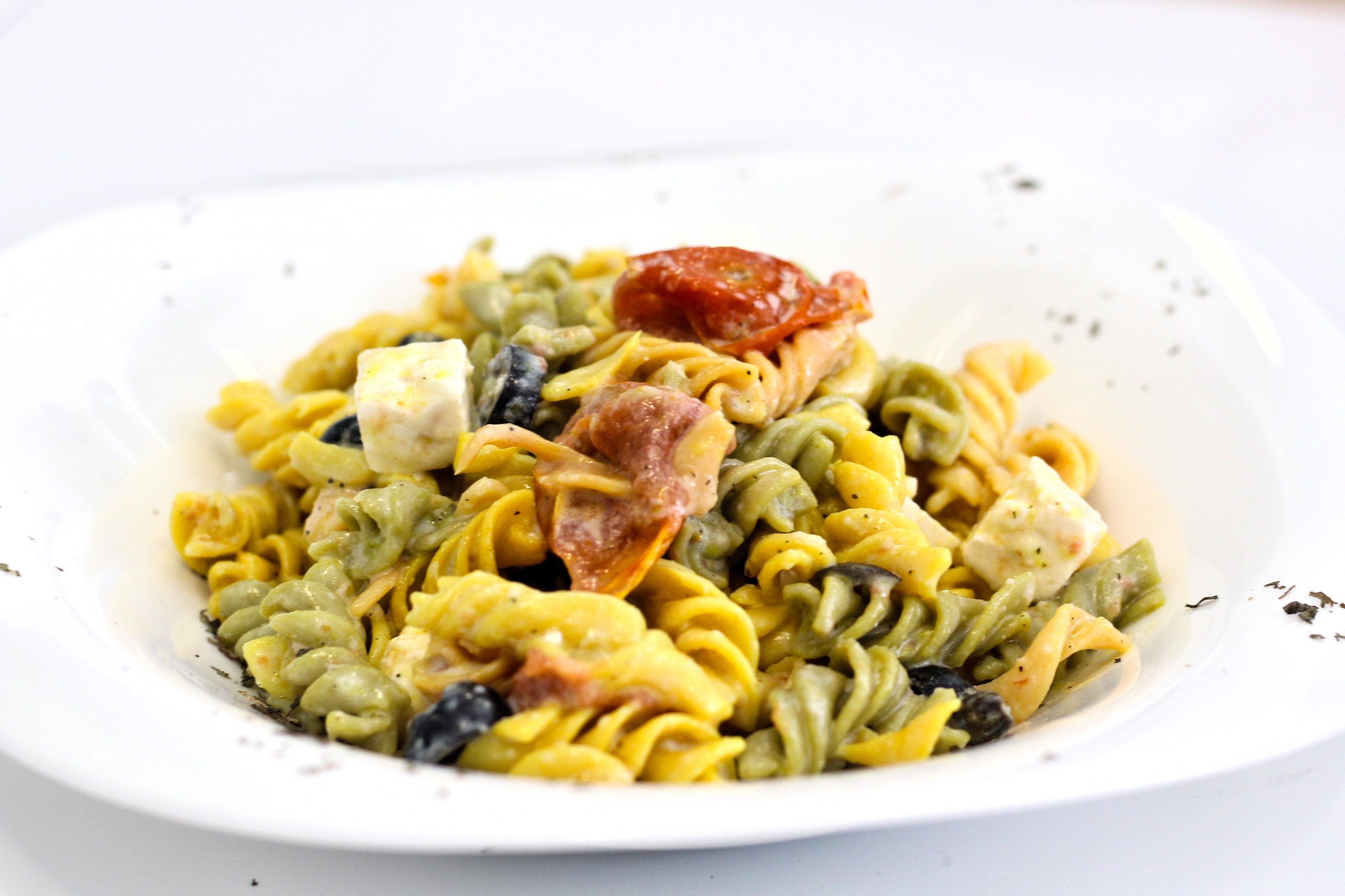 Ensalada de pasta multi vegetal con salsa tzatziki Ensalada de pasta multi vegetal con salsa tzatziki