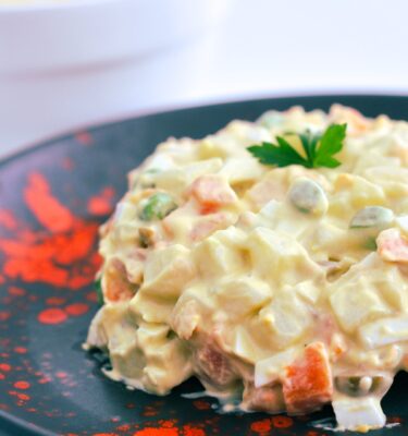Ensaladilla-con-aguaconesa-y-salmon-de-La-Grosella