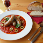 Comida a domicilio - Longanizas frescas de cerdo con salsa de tomate