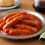 Comida a domicilio - Longanizas frescas de pollo con salsa de tomate y albahaca