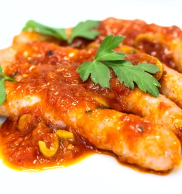 Longanizas frescas de pollo y pavo con salsa de tomate y aceitunas de La Grosella 2