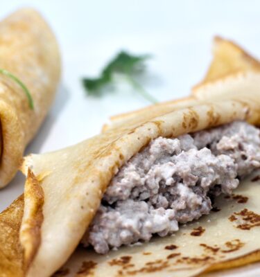 Blinis rellenos de carne y nata agria de La Grosella