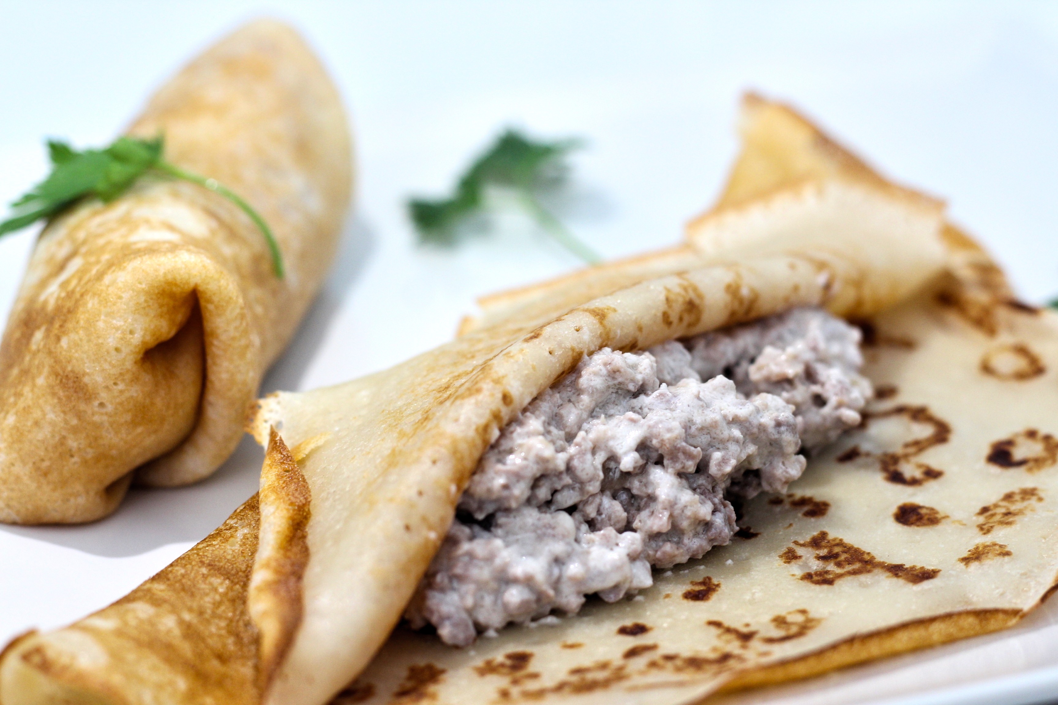 Blinis rellenos de carne picada y yogur cremoso Blinis rellenos de carne picada y yogur cremoso