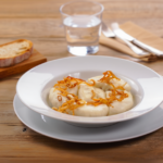 Comida a domicilio - Raviolis rellenos de patata y setas con cebolla frita