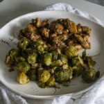 Comida a domicilio - Coles de Bruselas con bacon y cebolla caramelizada