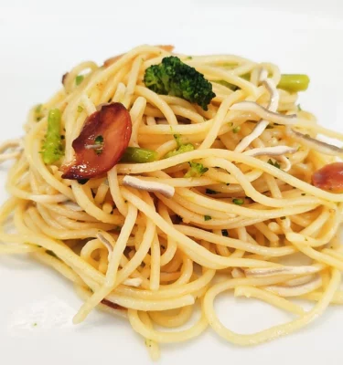 Espaguetis con brócoli y gulas 1