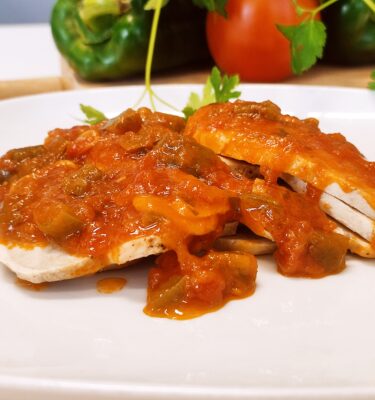 Jamón asado con fritada de pimientos verdes y tomate de La Grosella