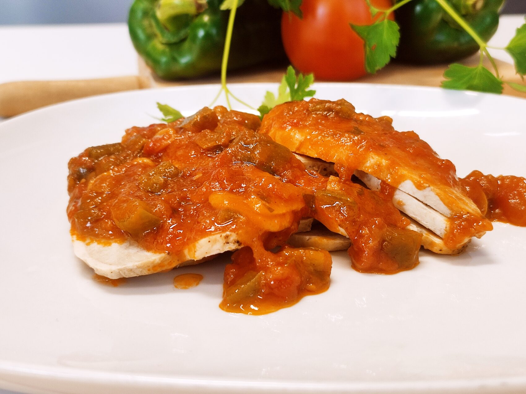 Jamón asado con fritada de pimientos verdes y tomate Jamón asado con fritada de pimientos verdes y tomate