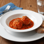 Comida a domicilio - Albóndigas de pollo con salsa de tomate y puerros