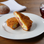 Comida a domicilio - Cachopo de cerdo con jamón york y queso