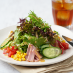 Comida a domicilio - Ensalada verde con jamón york, maíz y pepino