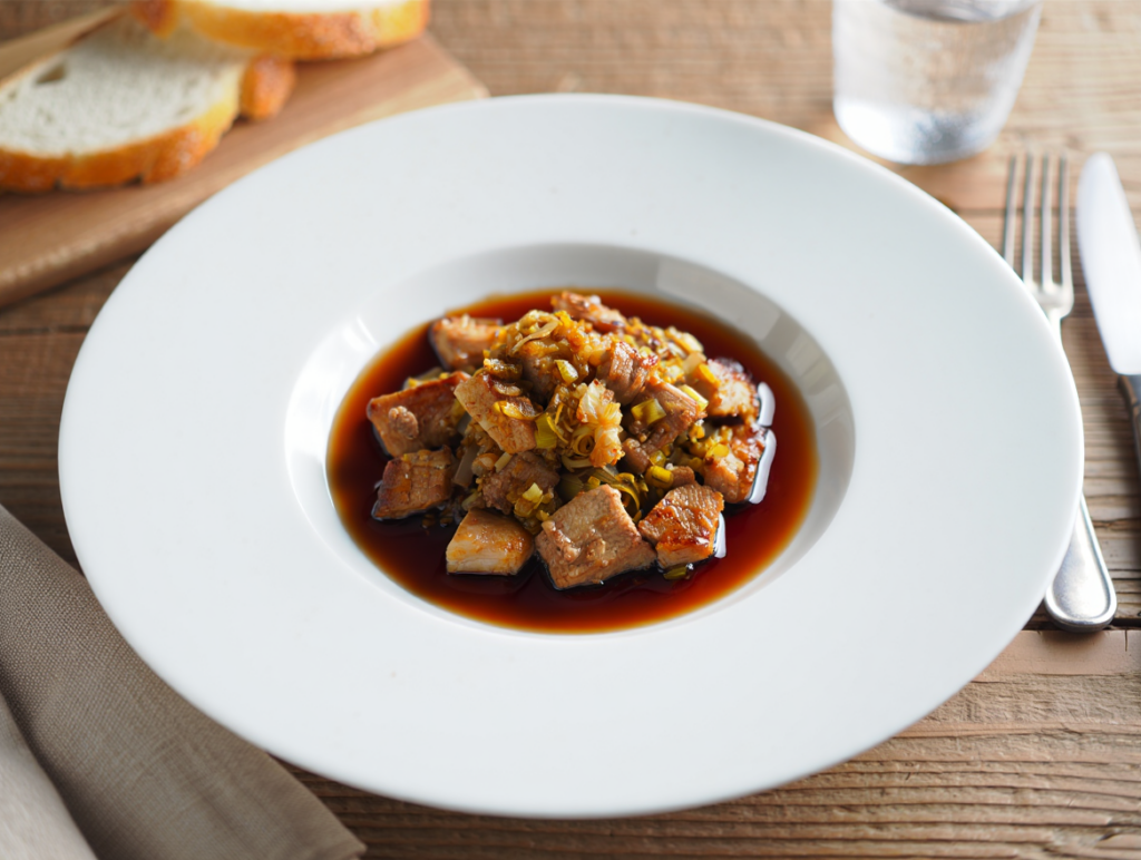 Tiras de cerdo salteadas con soja y puerros