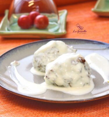 Albóndigas-de-carne-y-arroz-con-salsa-blanca-emplatado-de-La-Grosella