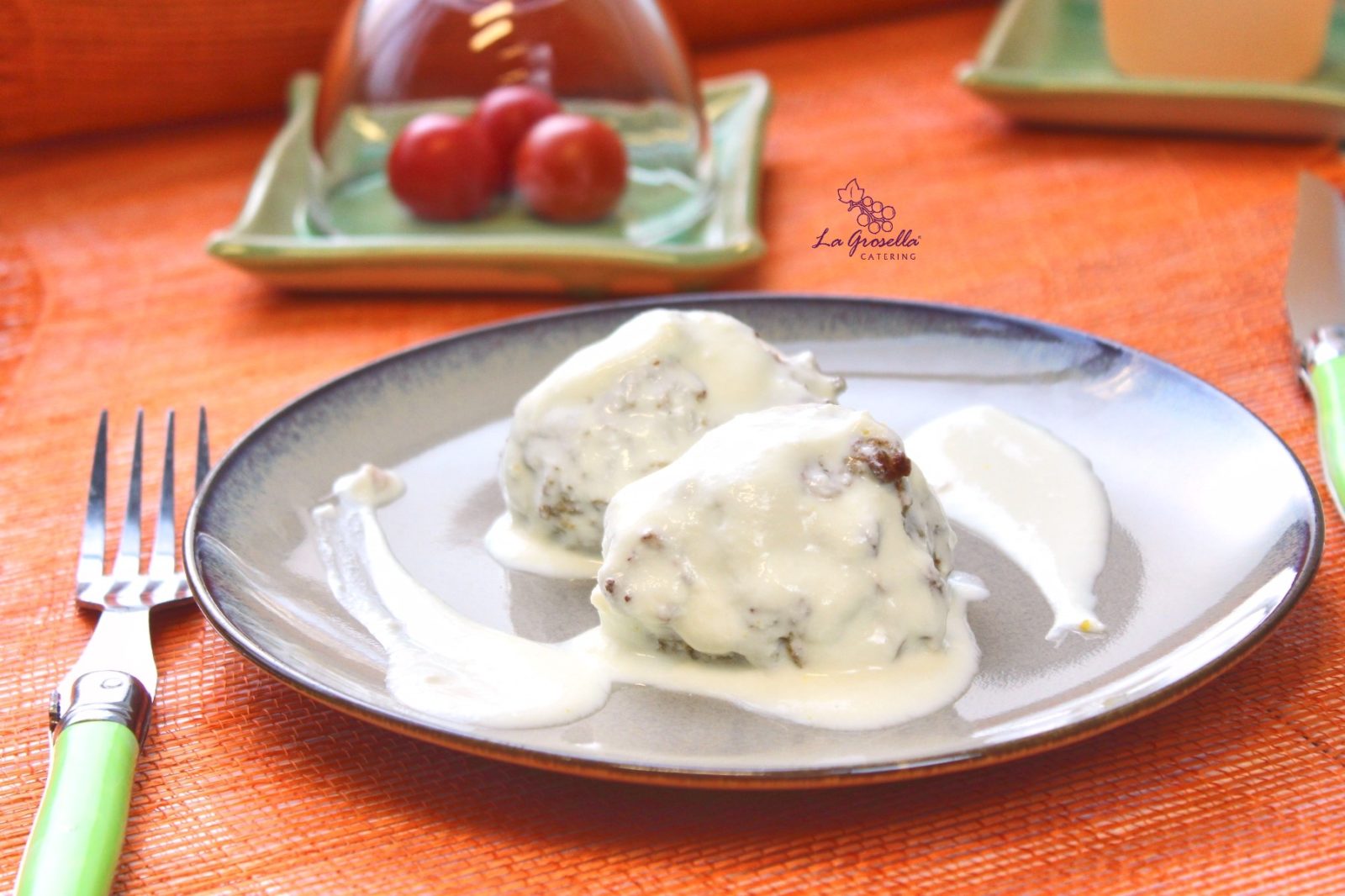 Albóndigas de carne y arroz con salsa blanca Albóndigas de carne y arroz con salsa blanca