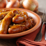 Comida a domicilio - Longanizas frescas de pollo con salsa de cebolla